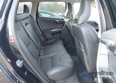 2017 Volvo Xc60 T5 Dynamic z USA, uszkodzony, nr VIN YV440MRR3H2077999